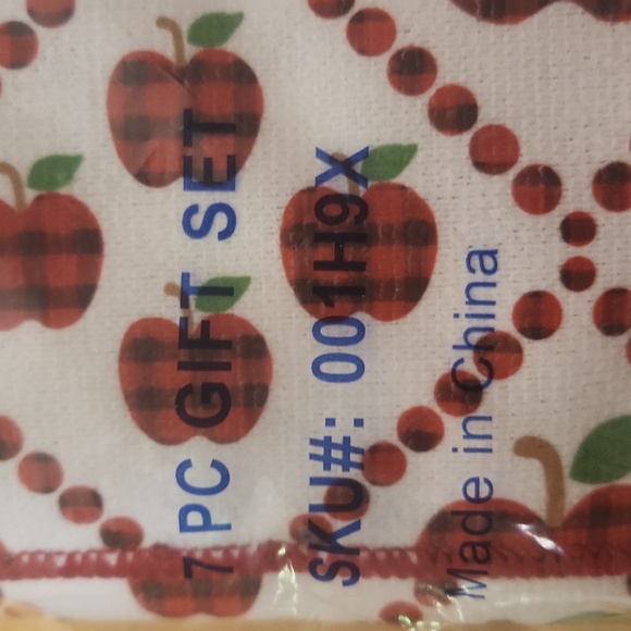 New in Bag Microfber Gift Set Apple Themed - Picture 2 of 3